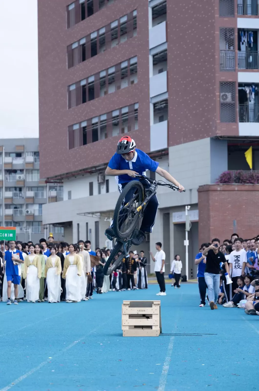 光明日报：学校楼道爆改成山地车赛道，不只是“大胆整活”-第2张图片-