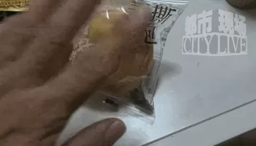 活蟑螂惊现密封袋装面包内！消费者回应质疑；品牌与厂家发声-第2张图片-