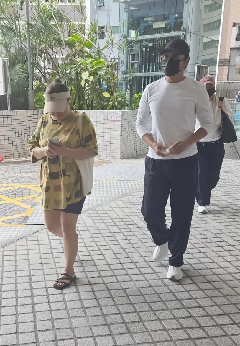 港媒曝76岁许绍雄病危入院！家人及苗侨伟夫妇等好友赶到医院看望-第2张图片-
