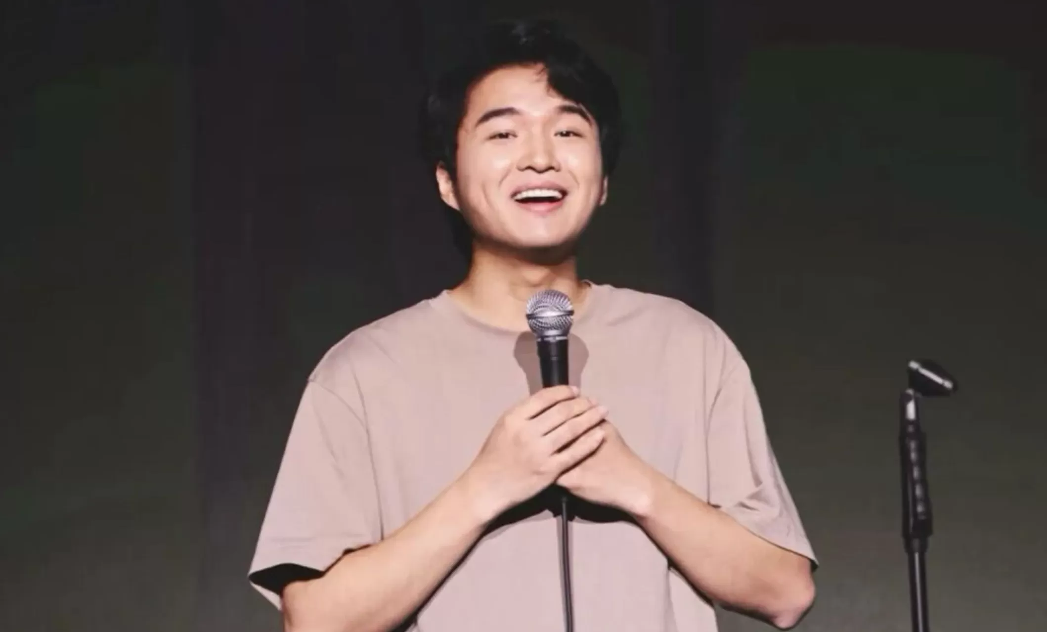 小四爷：破房子里长出的幽默｜进击的脱口秀演员⑧-第1张图片-