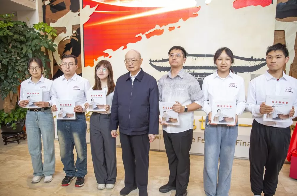 纪念陈云同志诞辰120周年，《陈云的故事》出版-第1张图片-