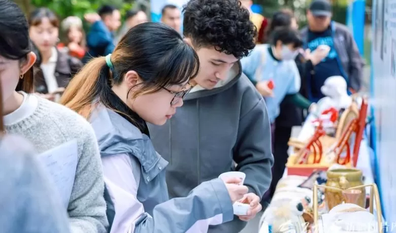 一场跨越千里的“双向奔赴”南京师范大学新疆文化集市火热开集-第3张图片-