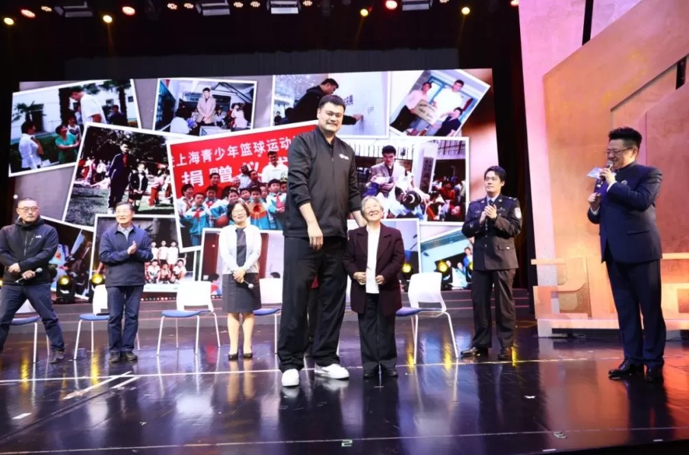 拥有76厘米身高差，姚明在母校校庆现场与小学班主任拥抱-第1张图片-