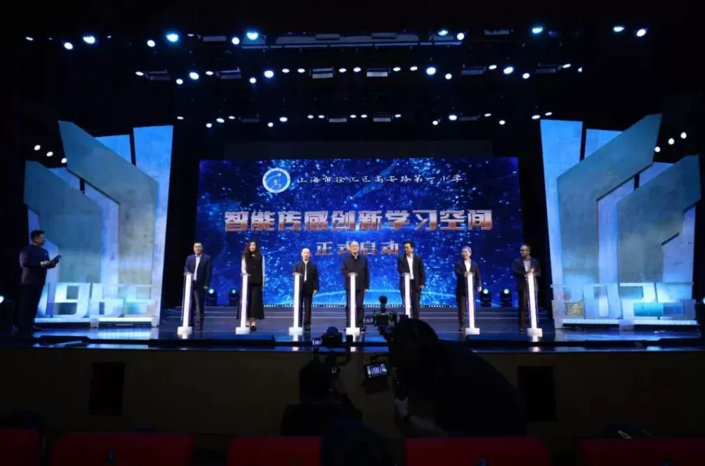 拥有76厘米身高差，姚明在母校校庆现场与小学班主任拥抱-第3张图片-