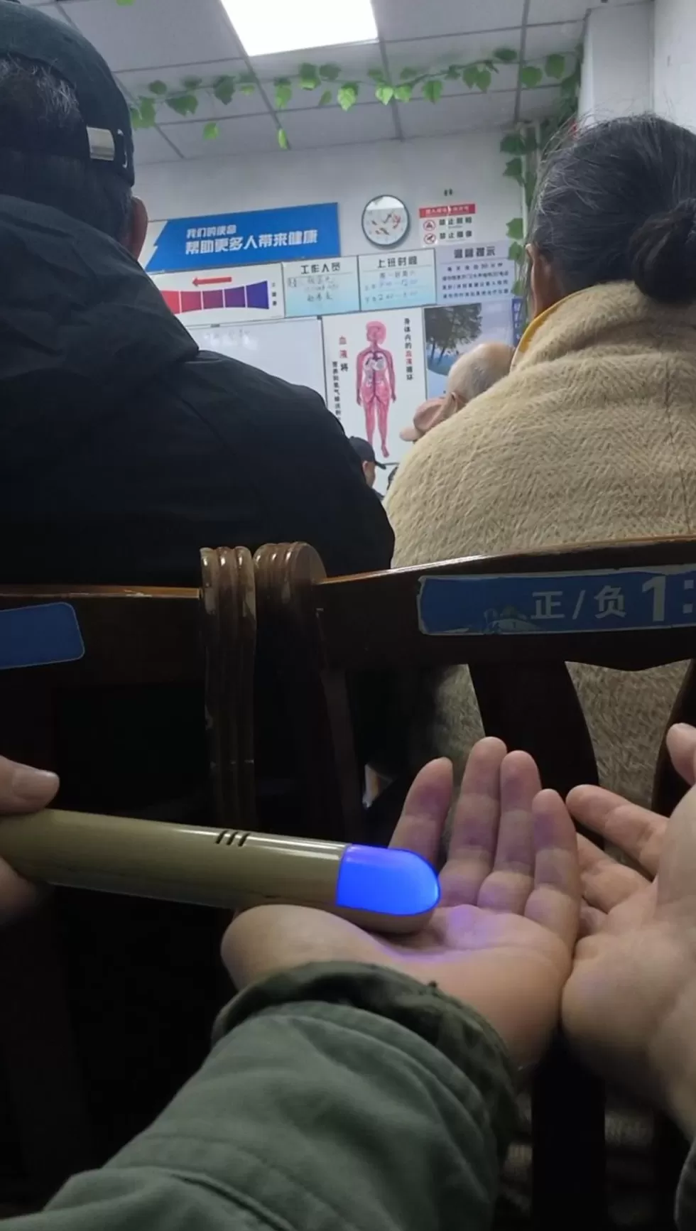 天价“高压电疗仪”瞄准老年人：号称“肿瘤都能摘出来”，仪器操作不当可能致死-第3张图片-