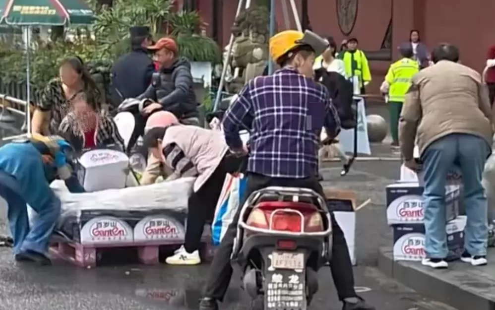 成都马拉松矿泉水被哄抢，媒体：拉了文明后腿，松了法律意识-第1张图片-