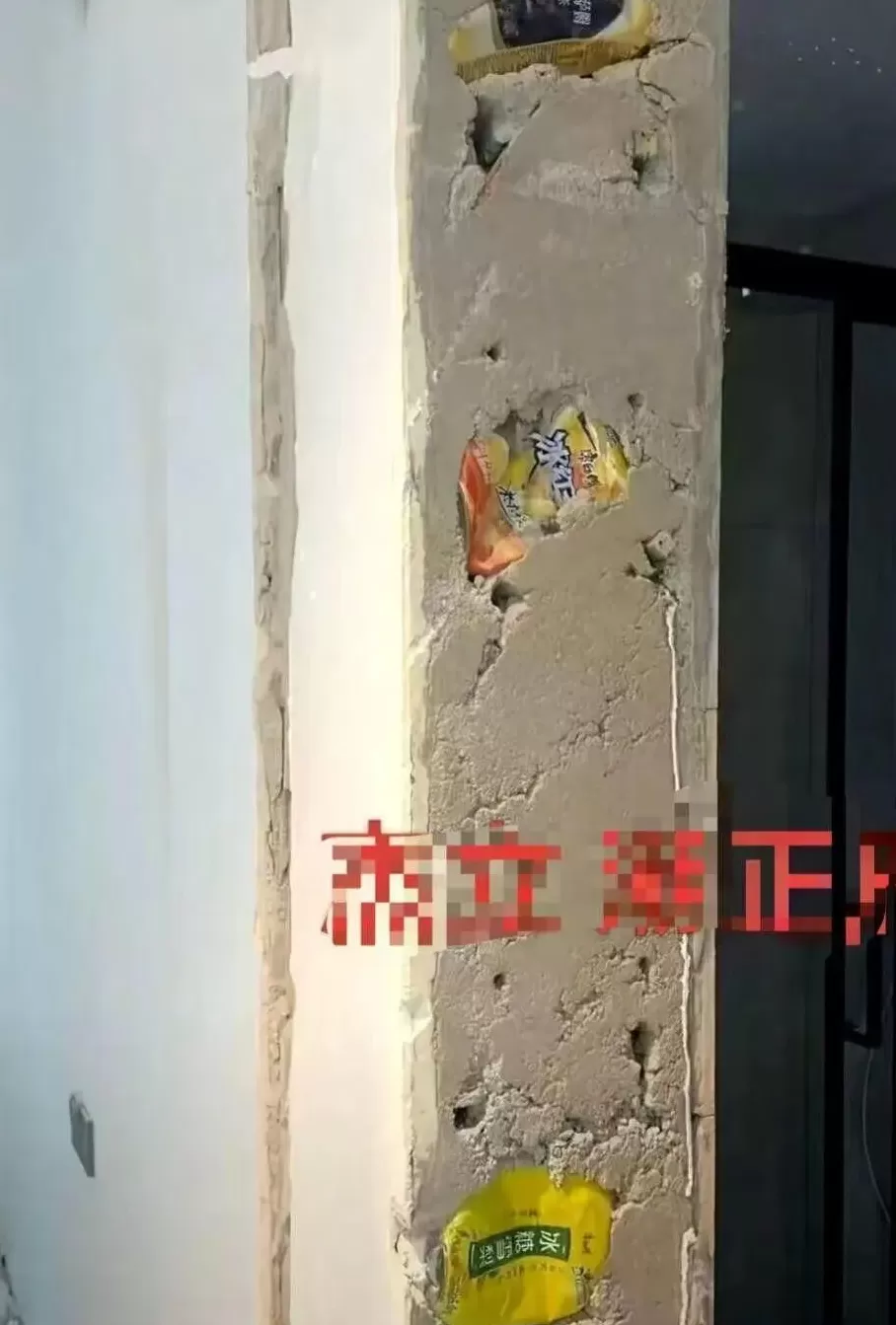 杭州一精装楼盘墙体被“饮料瓶”填充，开发商：不排除当时材料不够图省事用饮料瓶-第1张图片-