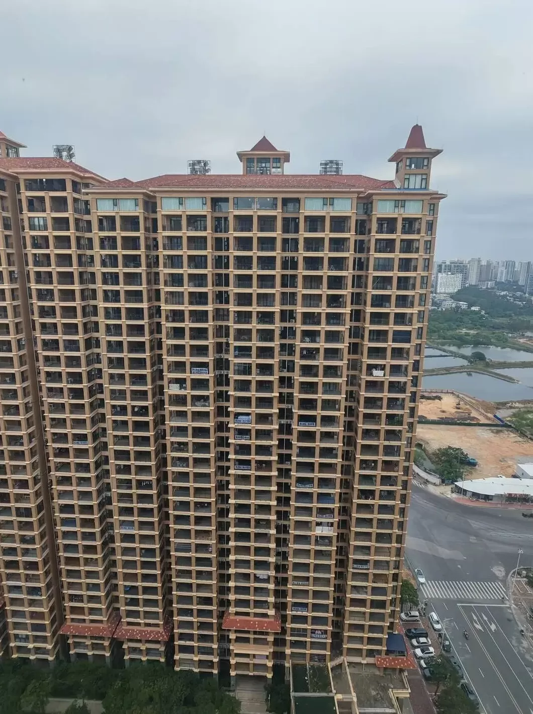 北海一小区被举报避难层改成酒店致承重柱开裂、路面沉降？多部门介入-第1张图片-