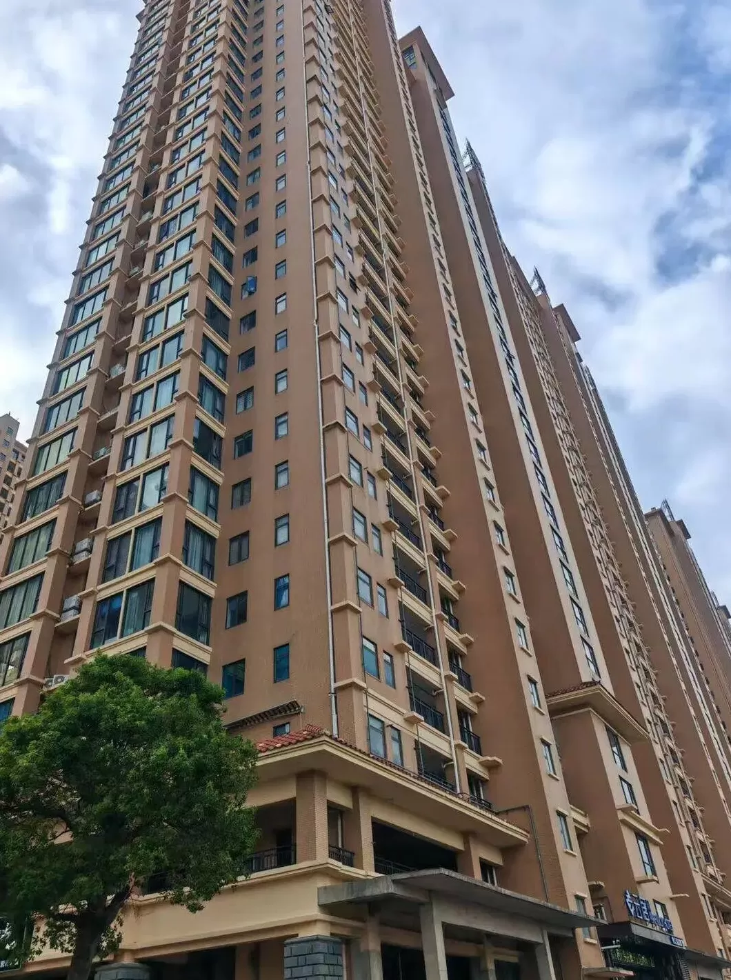 北海一小区被举报避难层改成酒店致承重柱开裂、路面沉降？多部门介入-第2张图片-