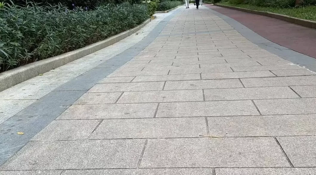 北海一小区被举报避难层改成酒店致承重柱开裂、路面沉降？多部门介入-第3张图片-