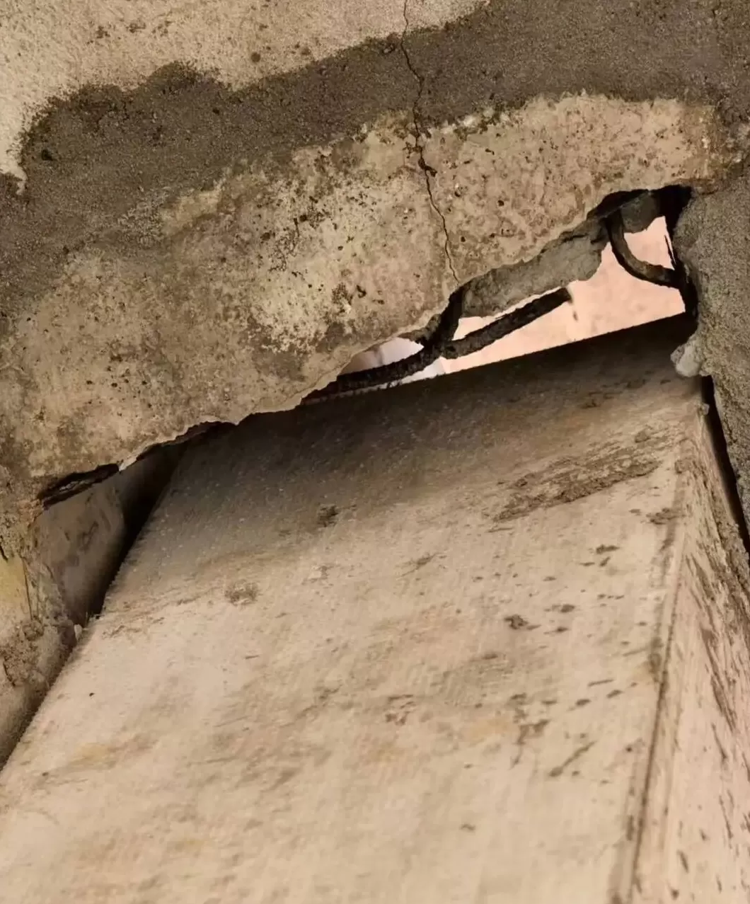 北海一小区被举报避难层改成酒店致承重柱开裂、路面沉降？多部门介入-第8张图片-