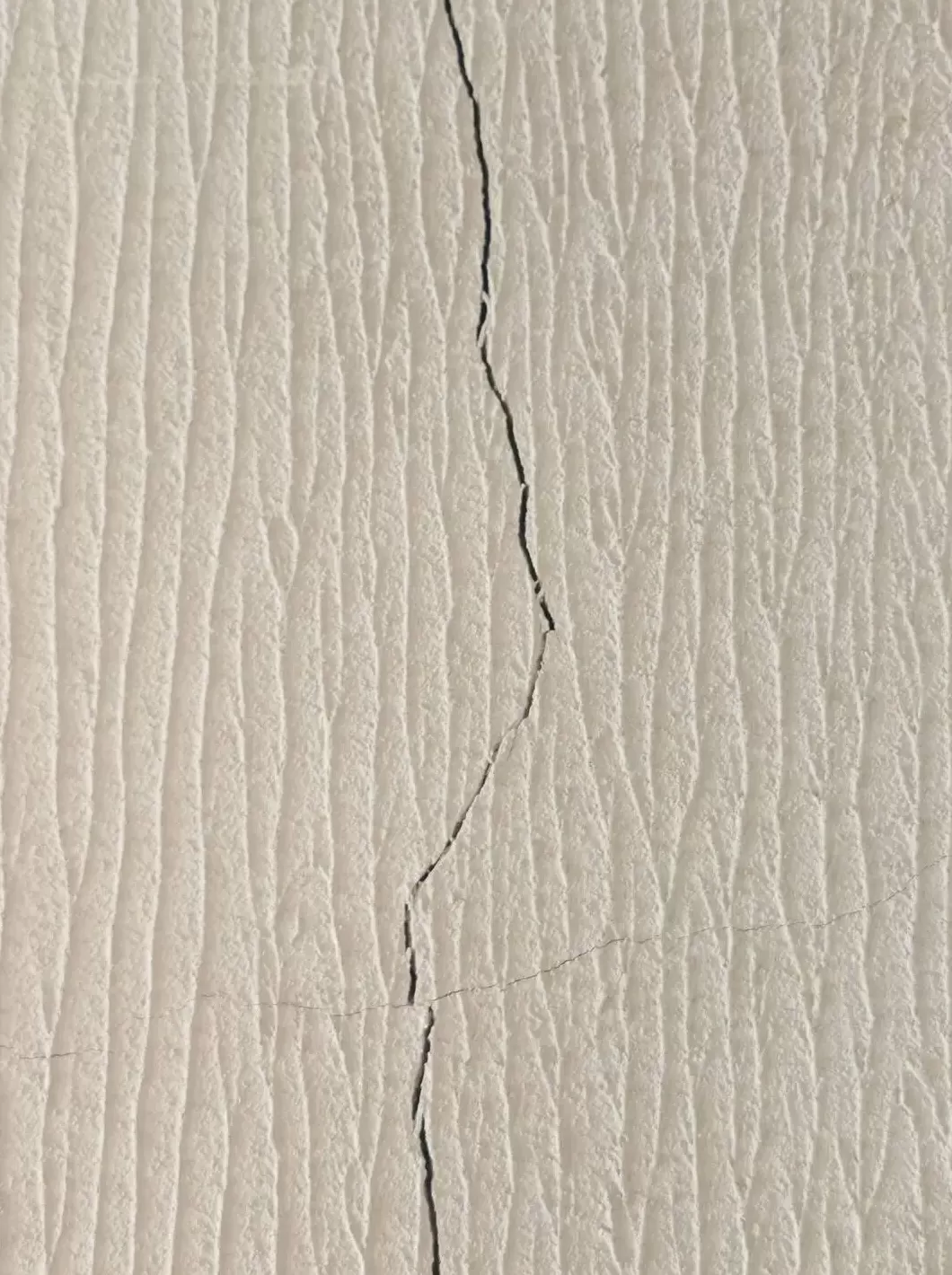 北海一小区被举报避难层改成酒店致承重柱开裂、路面沉降？多部门介入-第10张图片-