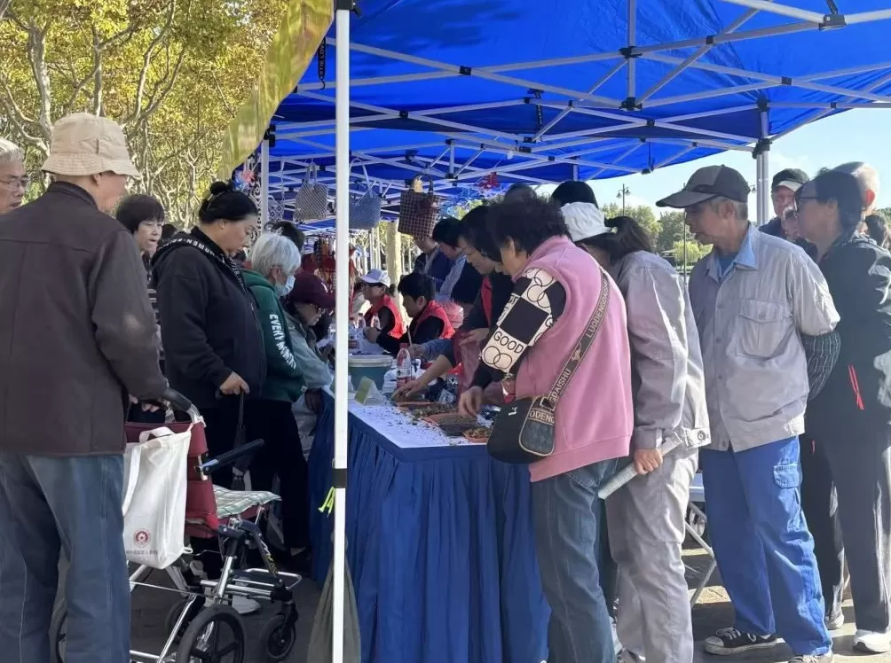 重阳节上海这里给老人摆了个“大集”，非遗手工、修伞、咨询……-第1张图片-