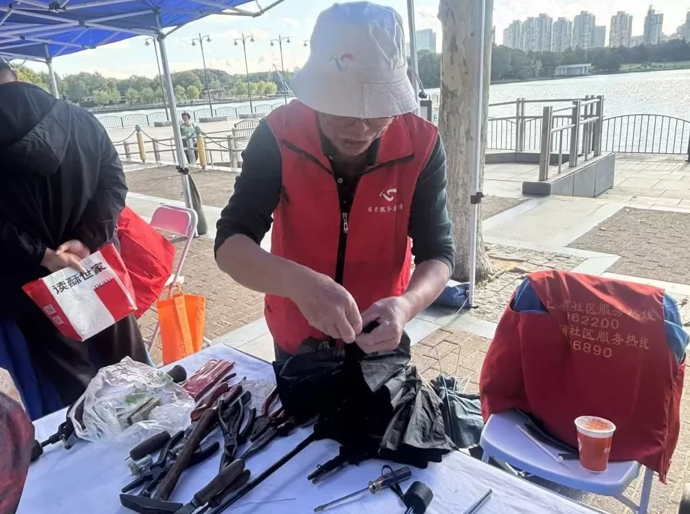 重阳节上海这里给老人摆了个“大集”，非遗手工、修伞、咨询……-第2张图片-