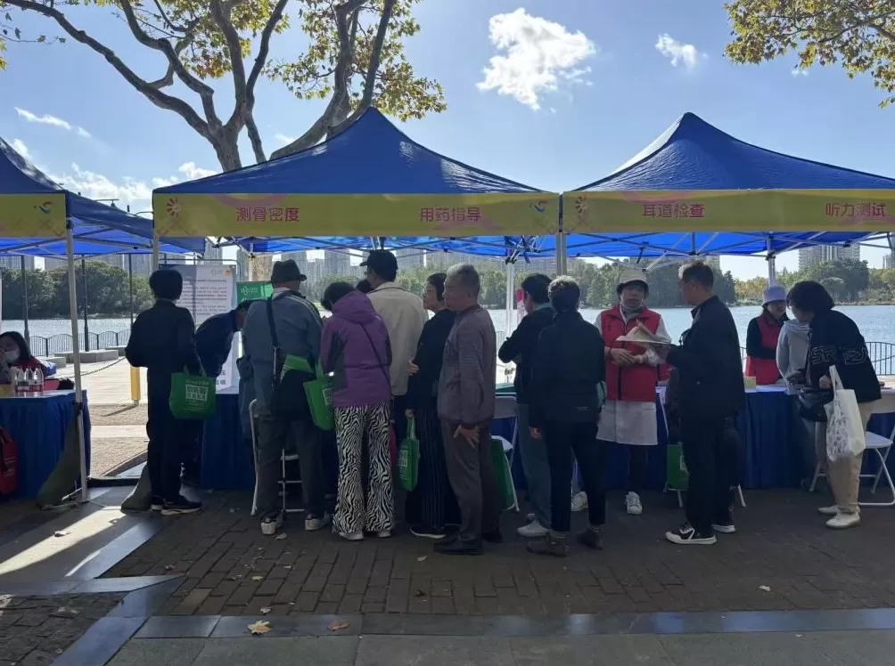 重阳节上海这里给老人摆了个“大集”，非遗手工、修伞、咨询……-第3张图片-