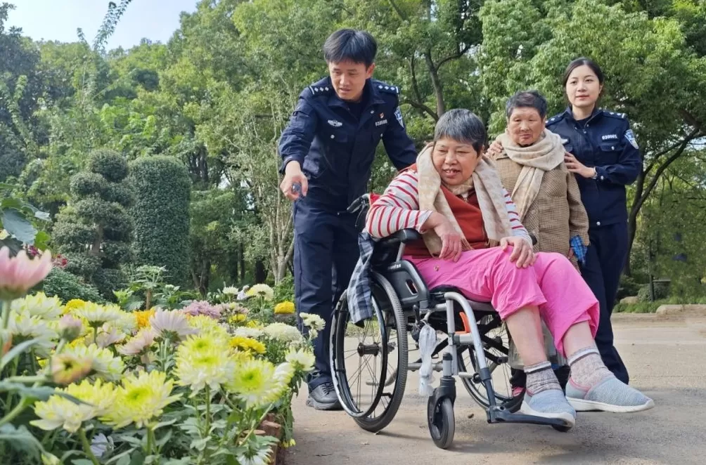 重阳节上海这里给老人摆了个“大集”，非遗手工、修伞、咨询……-第6张图片-