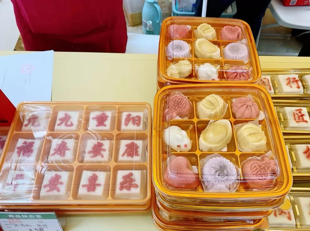 重阳节上海这里给老人摆了个“大集”，非遗手工、修伞、咨询……-第5张图片-