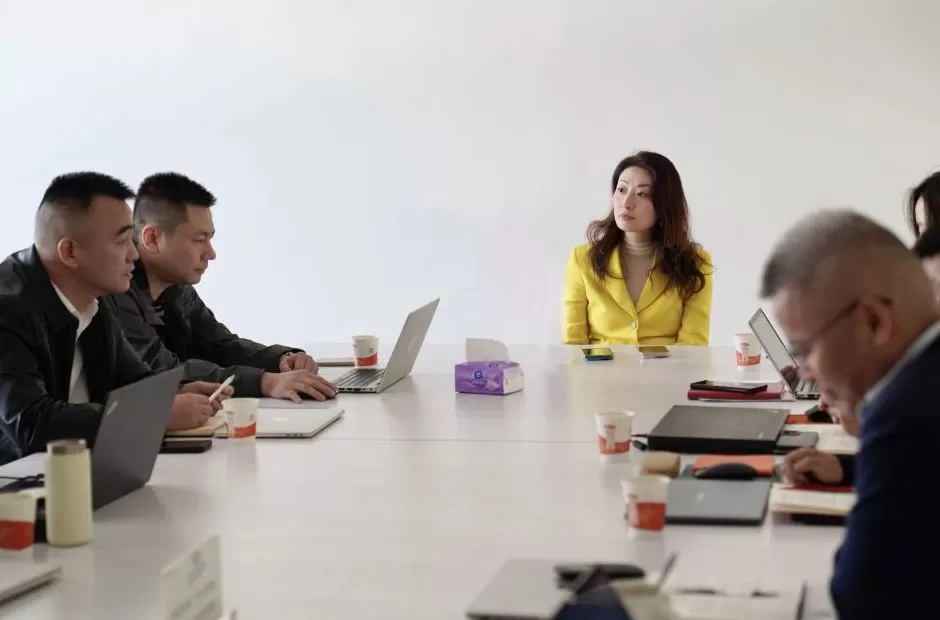 宗馥莉公开露面-第1张图片-