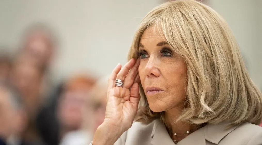 “马克龙夫人被造谣为男性”案开审，女性为何总成假新闻攻击对象-第1张图片-