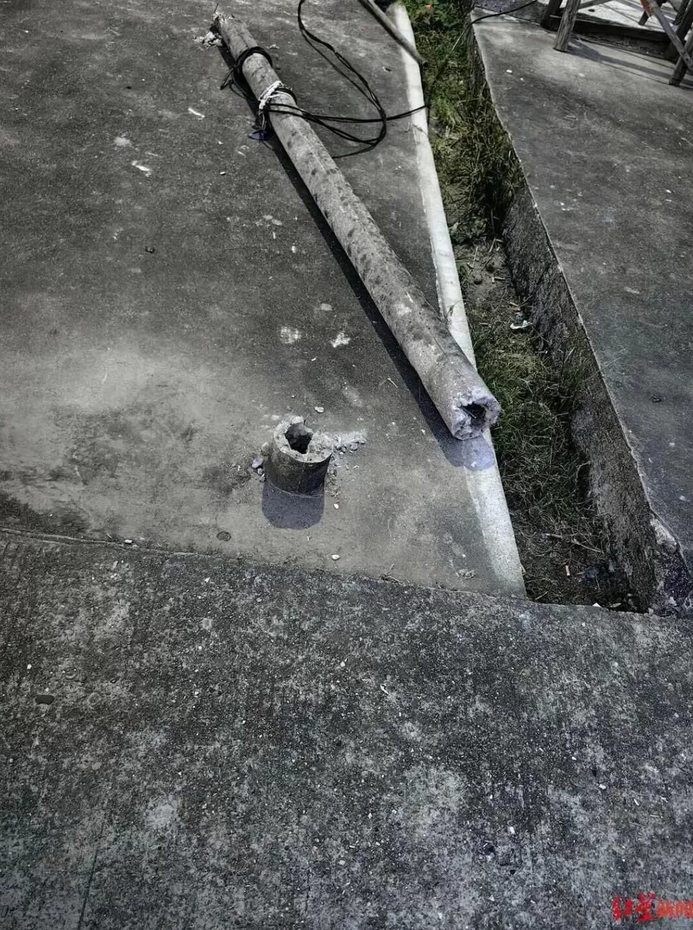 警方再通报“5岁女童被水泥杆砸中身亡”：系电杆废弃后被邻居用于晾晒衣物-第2张图片-