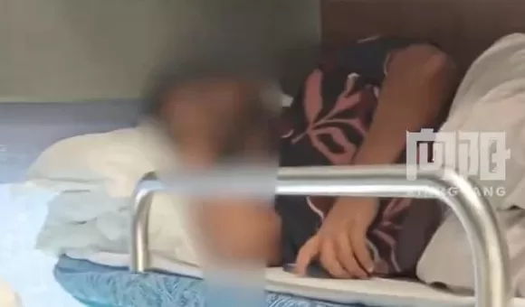 女子称上完厕所卧铺被一外籍乘客占用，因沟通不畅未叫醒对方，12306回应-第1张图片-