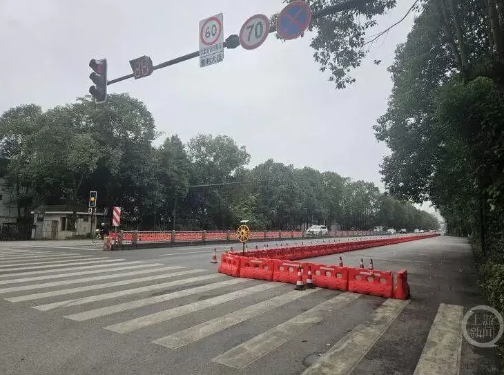 江某某超载驾驶面包车撞上停在路侧的重型半挂车，致6死5伤！成都警方通报-第2张图片-