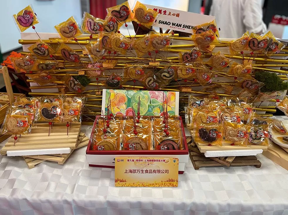 上海蝴蝶酥有多“卷”？糟卤、红茶入酥，一块要叠两三百层-第2张图片-