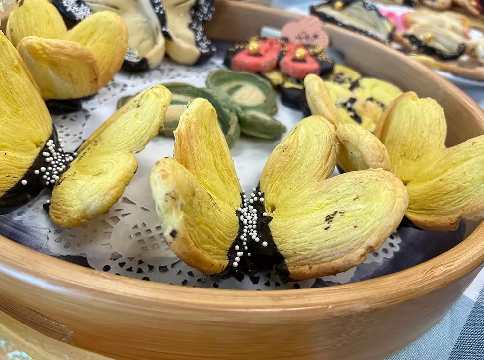 上海蝴蝶酥有多“卷”？糟卤、红茶入酥，一块要叠两三百层-第3张图片-