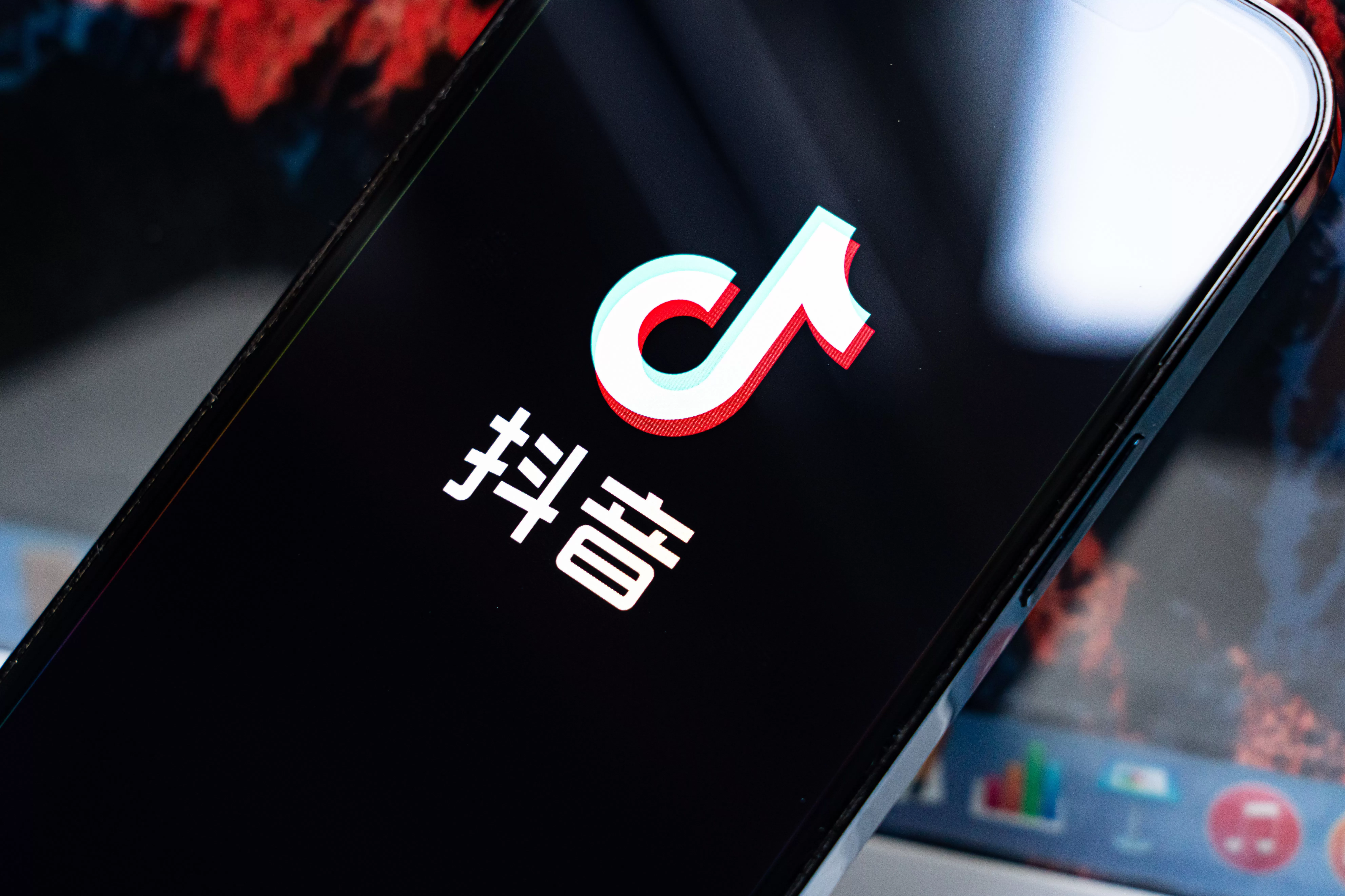 “擦边代跳”“举牌”，抖音封禁利用未成年人形象营销直播间-第1张图片-