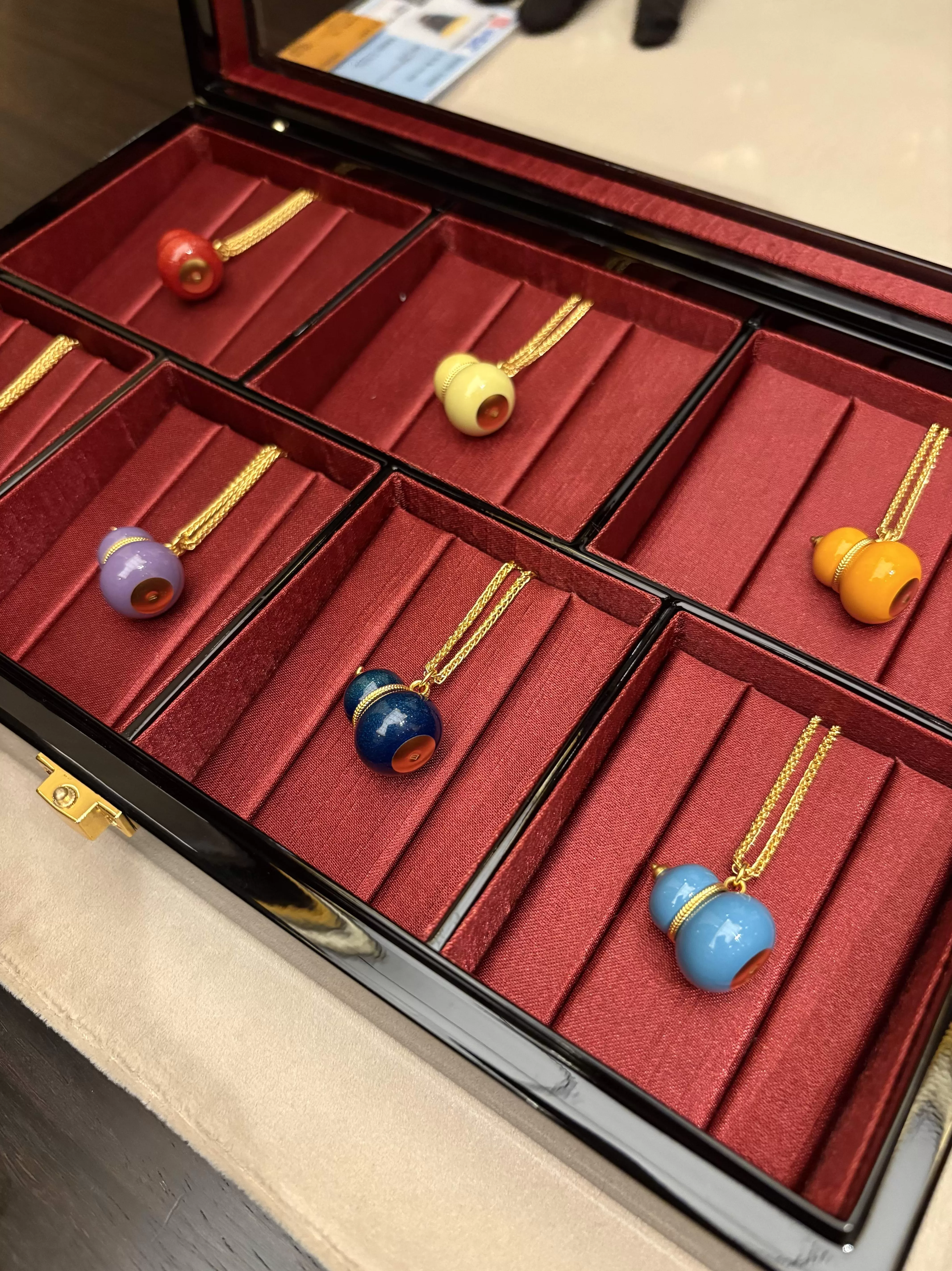 被金价牵着走的老铺黄金，还远远不是一个奢侈品牌-第1张图片-