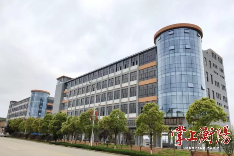 马上评｜“童车小镇”翻车：硬上，只会留下硬伤-第1张图片-