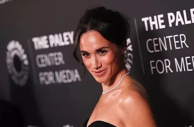 人设崩塌？梅根终究没有抵受诱惑，“独立女性”形象破碎成为笑话-第1张图片-