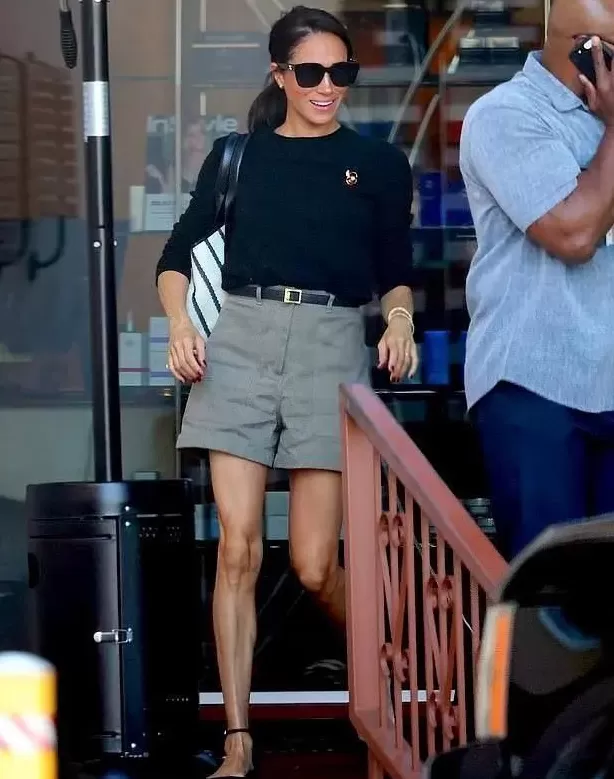 人设崩塌？梅根终究没有抵受诱惑，“独立女性”形象破碎成为笑话-第2张图片-