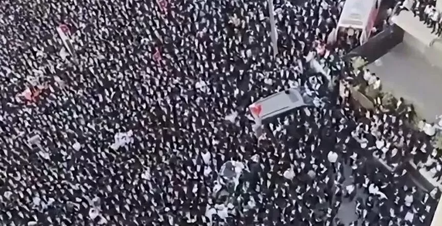 耶路撒冷爆发大规模抗议！20万犹太人上街反对以政府征兵，15岁男孩登高坠亡-第2张图片-