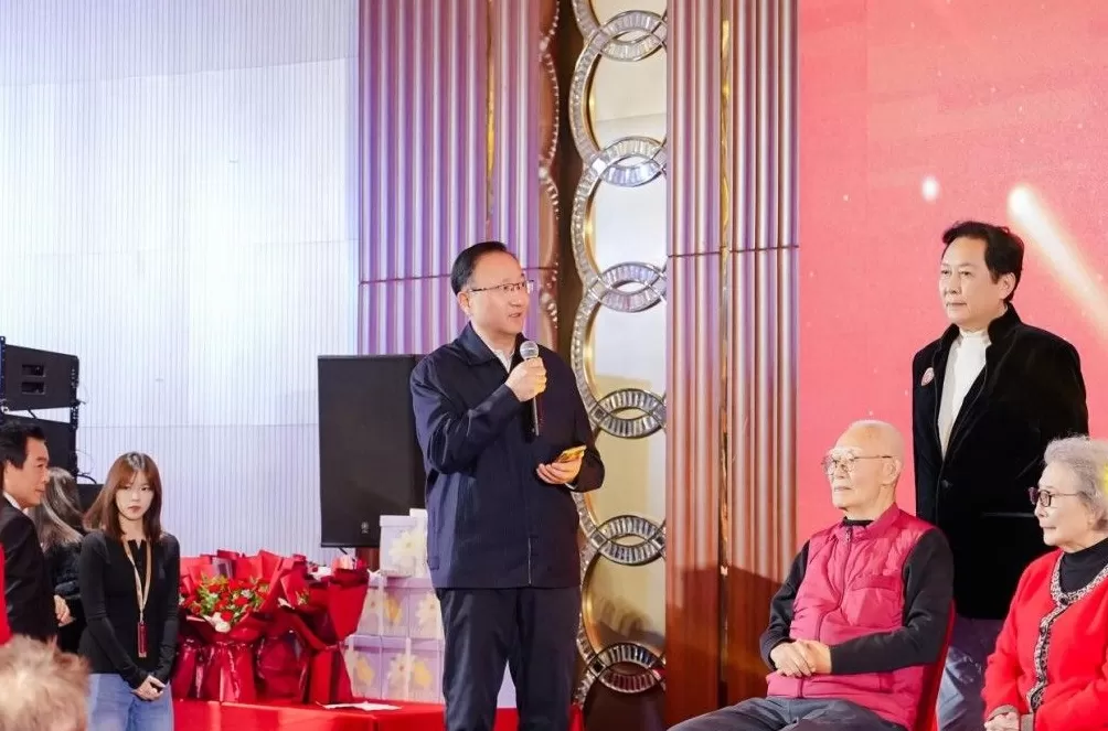 田华、张勇手等老艺术家出席2025“重阳节百花敬老”-第4张图片-
