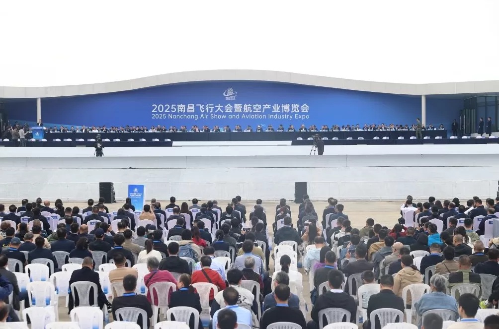 2025南昌飞行大会开幕，首次迎来军机飞行表演队-第1张图片-