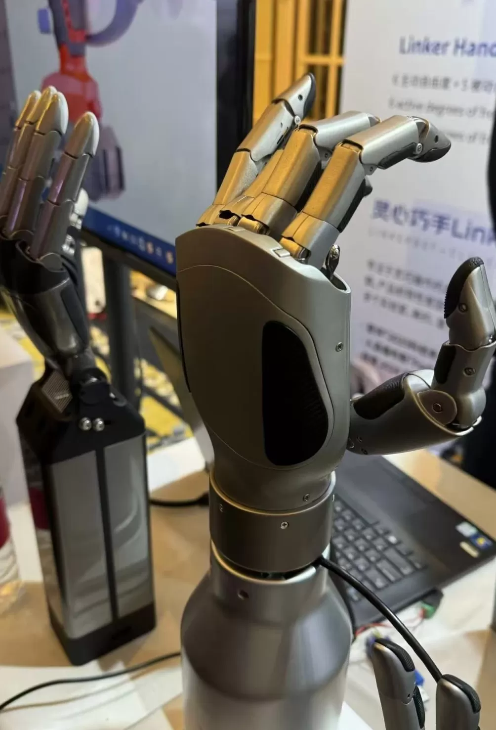 人形机器人进厂“打螺丝”，灵巧手寿命和成本仍是待突破瓶颈-第1张图片-