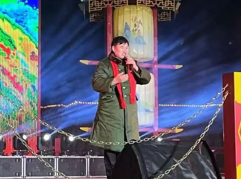 “大衣哥”朱之文回应热度下降：现在没人踹门了，不愁吃穿-第2张图片-