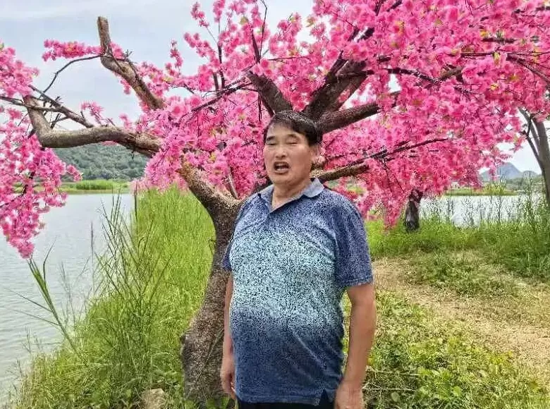 “大衣哥”朱之文回应热度下降：现在没人踹门了，不愁吃穿-第1张图片-