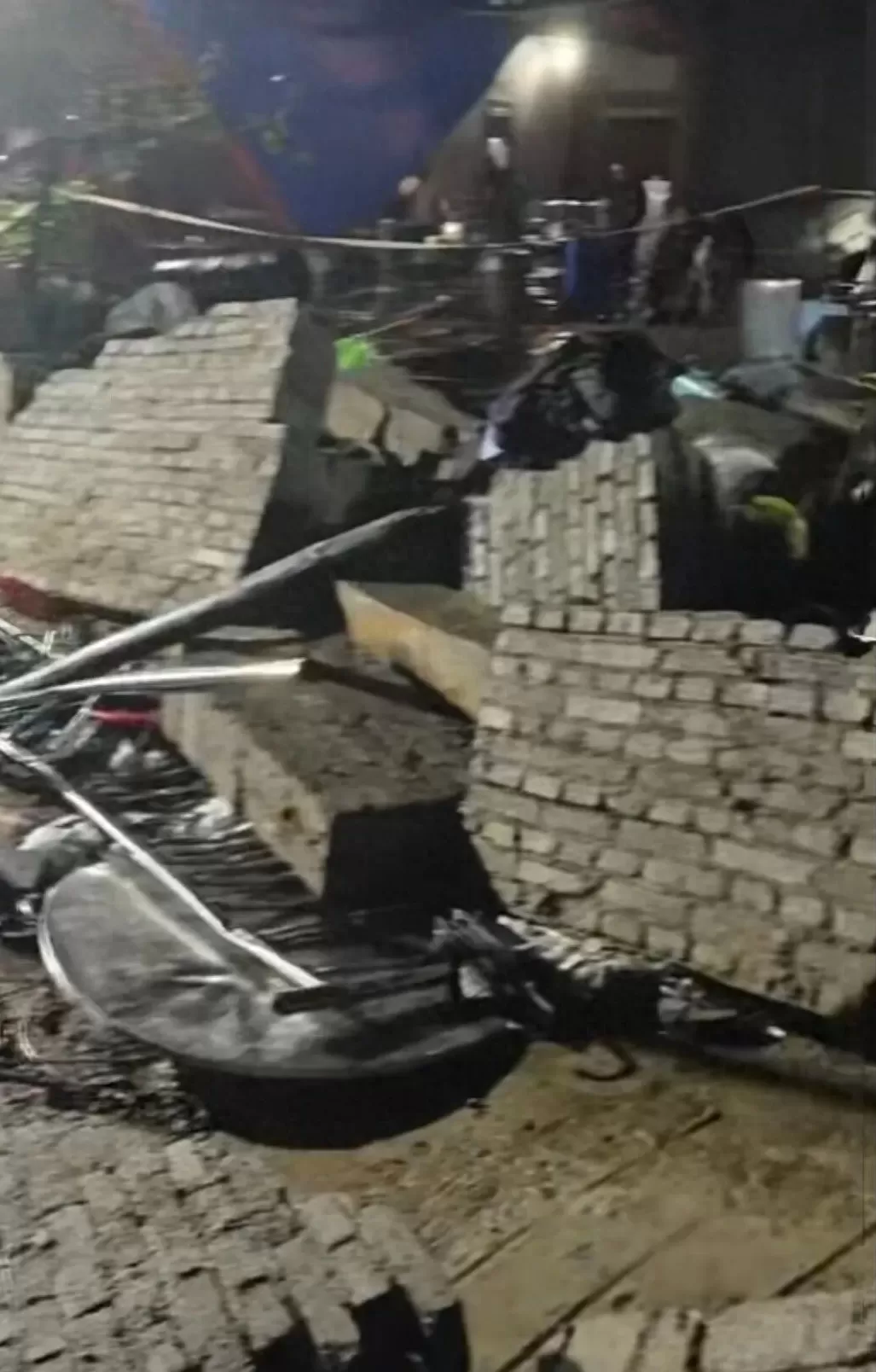 昭通一葬礼上围墙倒塌砸死6人、政府提出每户赔14.6万，家属：需要个说法-第1张图片-