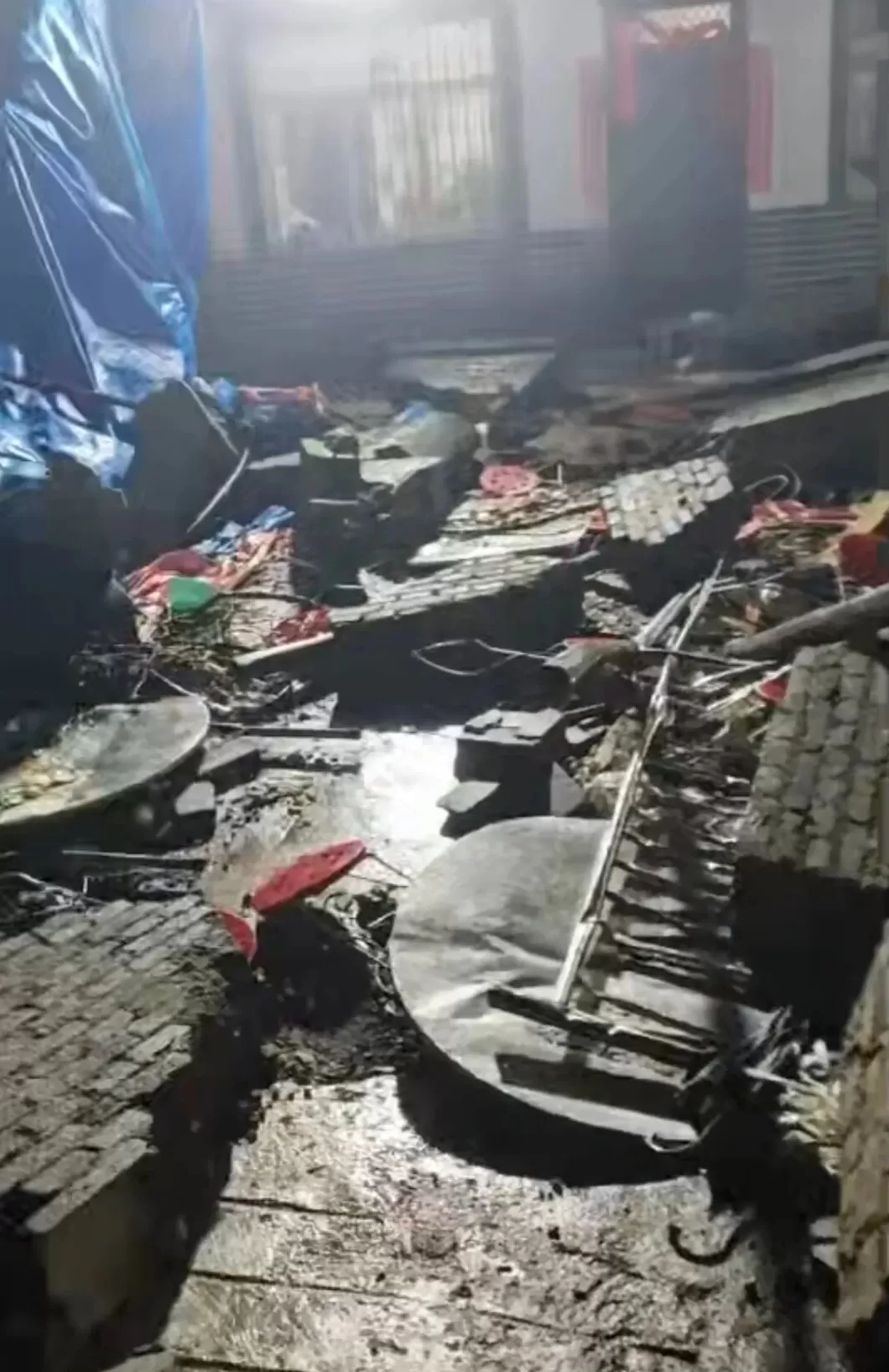 昭通一葬礼上围墙倒塌砸死6人、政府提出每户赔14.6万，家属：需要个说法-第2张图片-