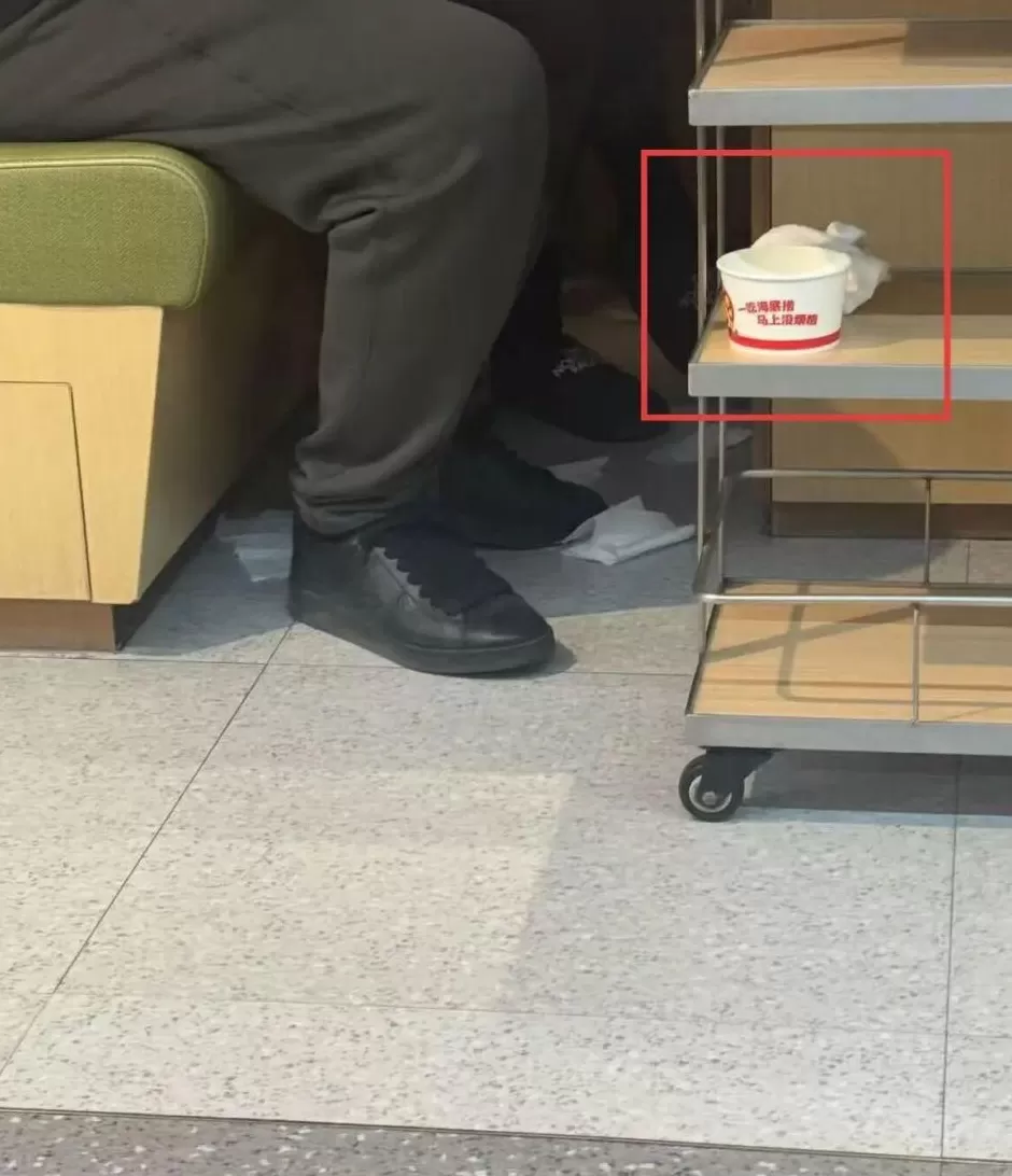 家长在海底捞就餐区拿纸碗为孩童接尿，海底捞最新回应-第1张图片-