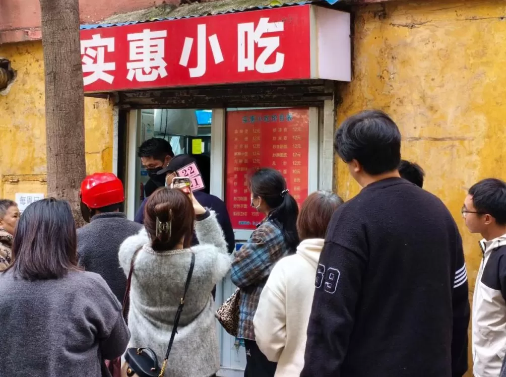 “我没有想当明星！”郑州炒八掺老板娘回应网友质疑-第1张图片-