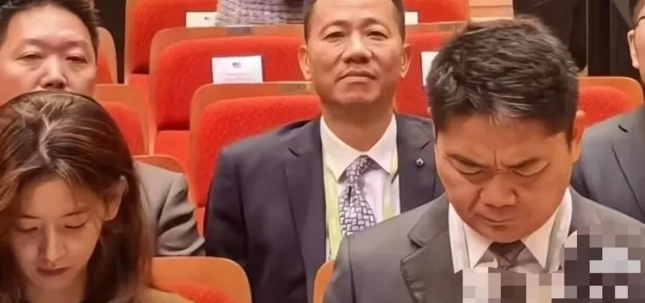 刘强东发朋友圈：谁给我拍的照片？让我在老婆面前没了自信-第2张图片-