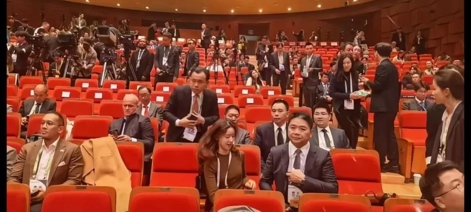 刘强东发朋友圈：谁给我拍的照片？让我在老婆面前没了自信-第3张图片-