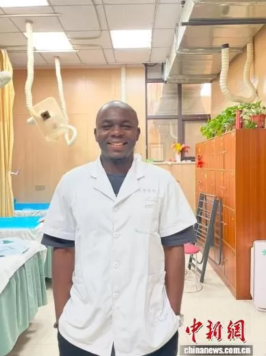 非洲小伙托马斯：“我要把中医针灸带回家乡！”-第1张图片-