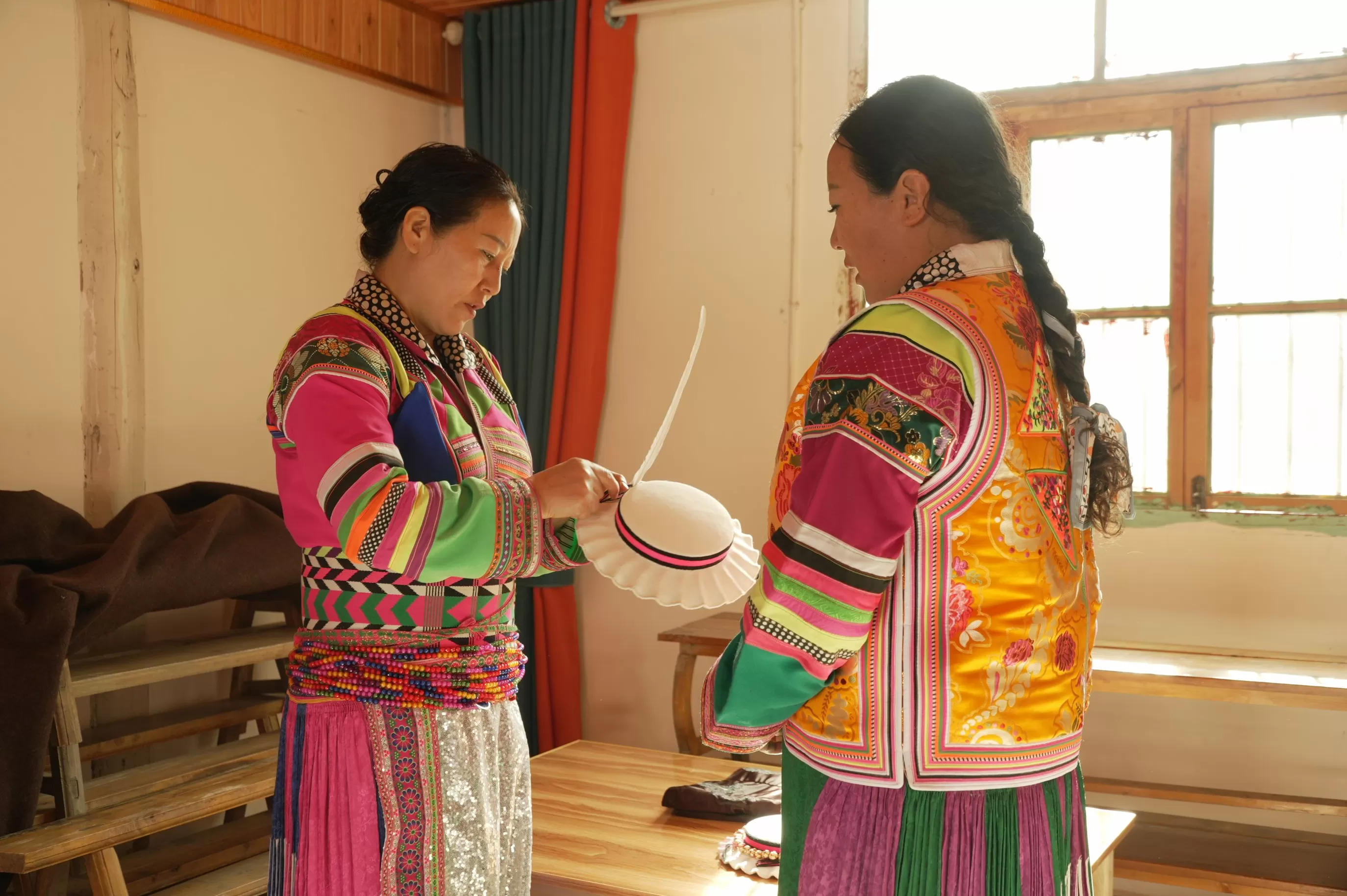 纪录电影《白马姐妹》：跨越24年见证白马藏族时代变迁-第3张图片-