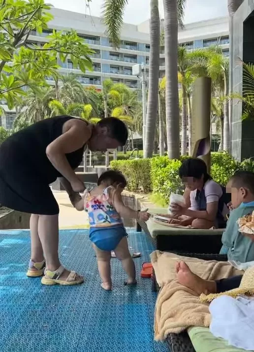 婆孙在泳池边被毒虫咬伤，酒店称虫子是从外面飞进来的，跟酒店没关系！多方最新回应-第1张图片-