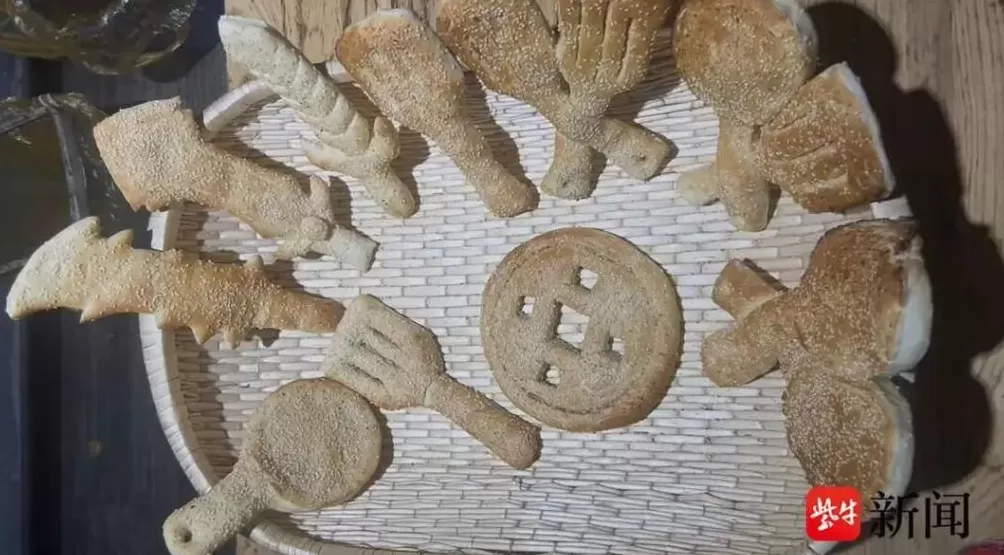 河南小伙硕士毕业摆摊卖创意烧饼，小学生疯狂抢购！有人质疑浪费高学历，本人回应-第1张图片-