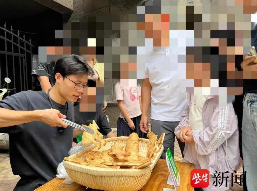 河南小伙硕士毕业摆摊卖创意烧饼，小学生疯狂抢购！有人质疑浪费高学历，本人回应-第3张图片-